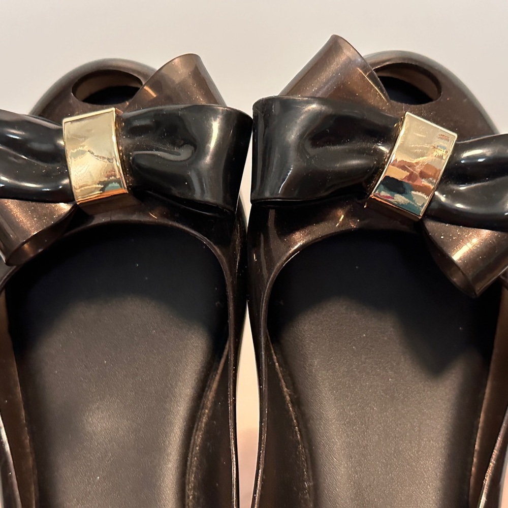 Melissa Black adorable flat with peep-toe window in size 3.